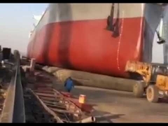 El barco fue botado y zarpó.