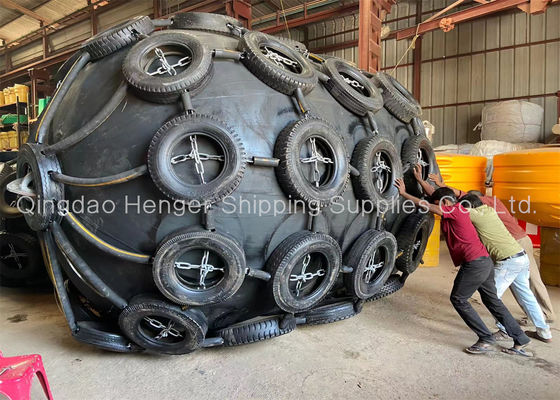 Calidad Marine Pneumatic Rubber Fender negra 50kpa los 3.3*6.5m con la red de cadena fábrica