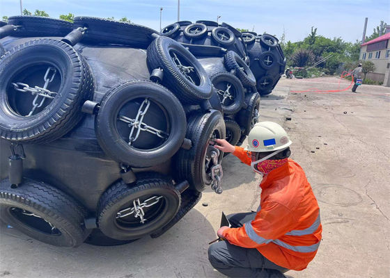 Calidad Defensa de goma neumática de la nave flotante de Yokohama los 3.3*6.5M 50kpa con el neumático de cadena fábrica