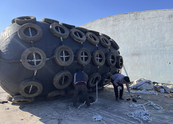 Calidad Guardabarros neumáticos para buques Yokohama Guardabarros inflables de caucho natural con red de cadena fábrica