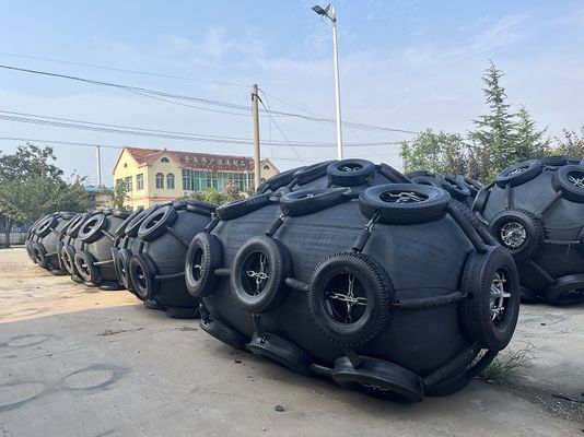 Calidad ISO 17357 Amarración de embarcaciones marinas Parrilla neumática flotante de caucho para muelle / barco / barco fábrica