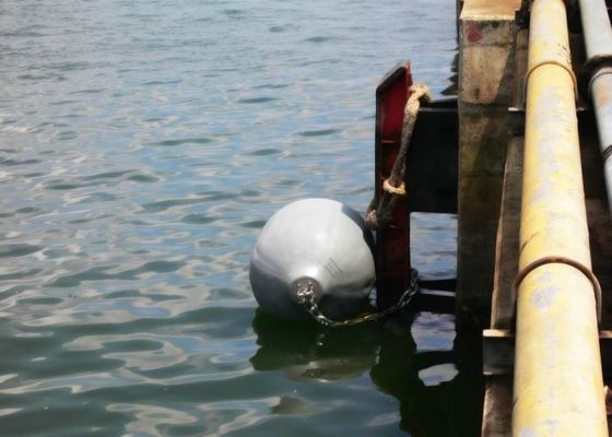 Calidad Defensas inflables del muelle de la capa de rociadura de Polyurea con la red de la cadena y del neumático fábrica