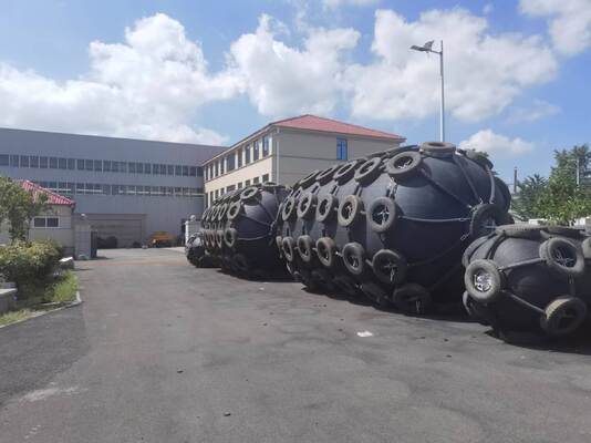 Calidad High Strength Pneumatic Rubber Fender Inflatable Design for Large Tankers Bulk Carriers and Floating Marine Applications fábrica