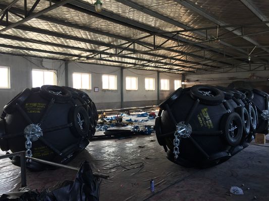 Calidad Defensas neumáticas de goma de Marine Fender Roller Marine Jetty de la tira del barco fábrica