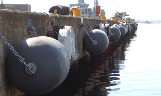 Calidad protección de goma neumática de Marine Rubber Fender For Dock de la defensa del 1.5*2.5m fábrica