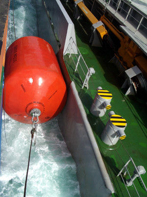 Calidad La defensa de goma neumática flotante de la nave de D1200*2000L hace espuma defensa llenada del poliuretano fábrica