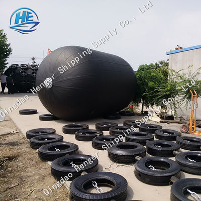 Calidad los 2.5*4m Marine Pneumatic Rubber Fender With galvanizada y muelle y nave de la envoltura del neumático fábrica