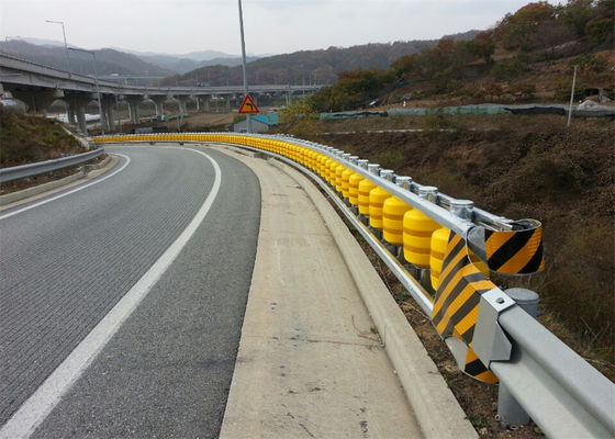 Calidad Desplome anti de la barrera del rodillo de Eva Buckets Rolling Guardrail Road de la seguridad de tráfico fábrica